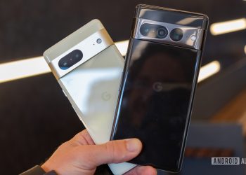 google pixel 7 vs pixel 7 pro in hand 1