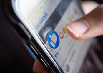 Facebook's Going Back to Only Using Algorithms to Curate News