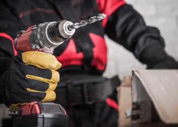 Why You Should Stick with One Brand of Cordless Power Tools – Review Geek