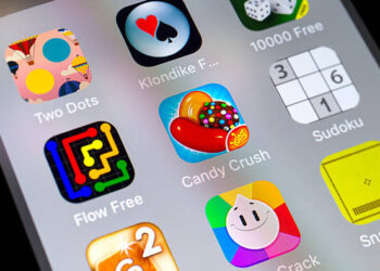 Candy Crush Saga 1.94.0.3 APK Dive into Smiley Seas and Crumbly Crossing